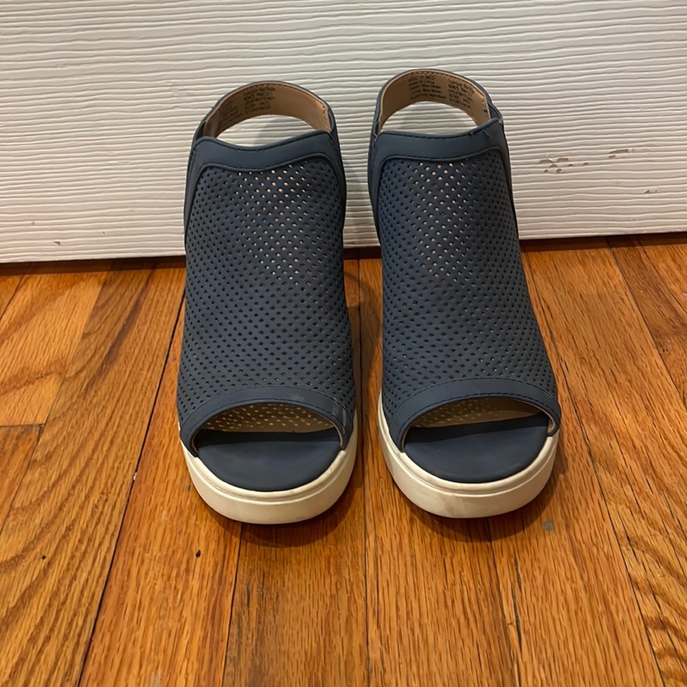 These are Sonoma wedges the color is a navy blue and the size is a women’s 7!